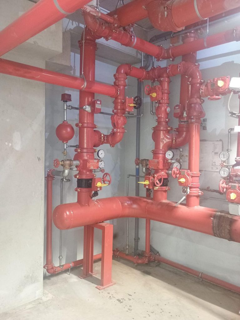 Colector-distribuitor pentru circuitele instalației de limitare și stingere incendiu la La Lorraine.