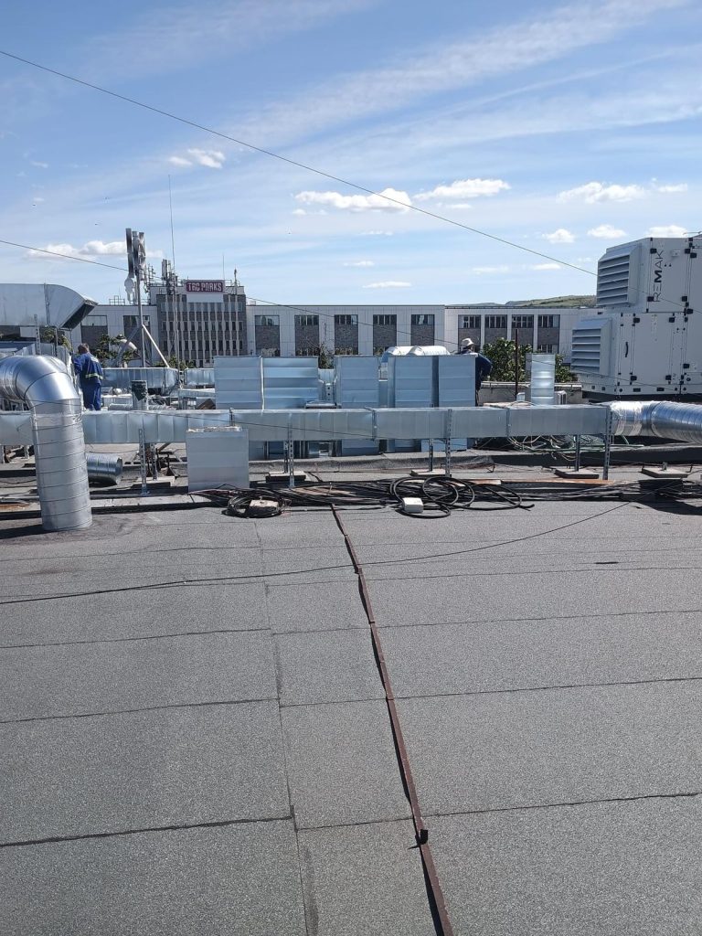 Înlocuirea și configurarea filtrelor de aer de înaltă eficiență în centralele de ventilație Flexinstal de la Aeroportul Cluj.