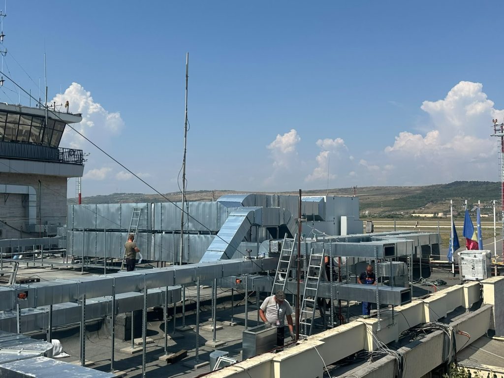 Execuție și montaj tubulaturi de desfumare din oțel galvanizat realizate de Flexinstal la Aeroportul Cluj.