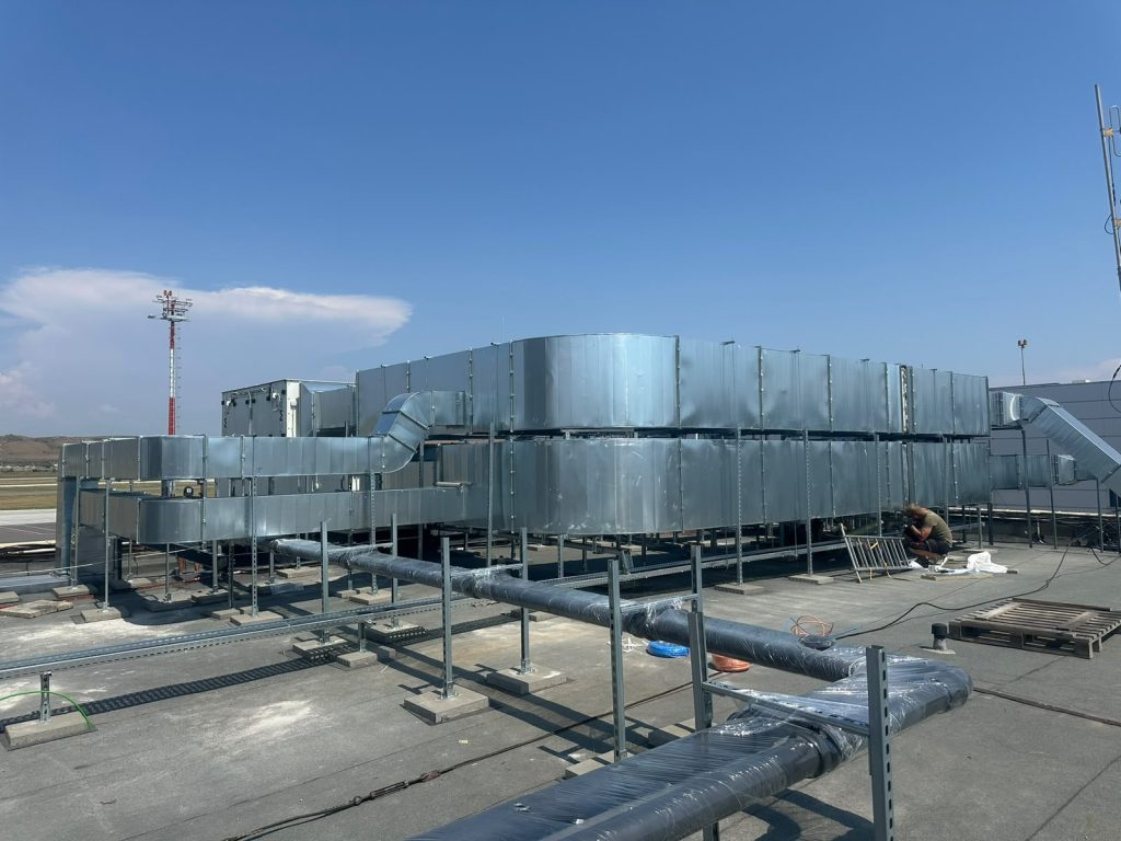 Trasee de tubulatură de admisie aer proaspăt izolate termic, montate de Flexinstal la Aeroportul din Cluj.