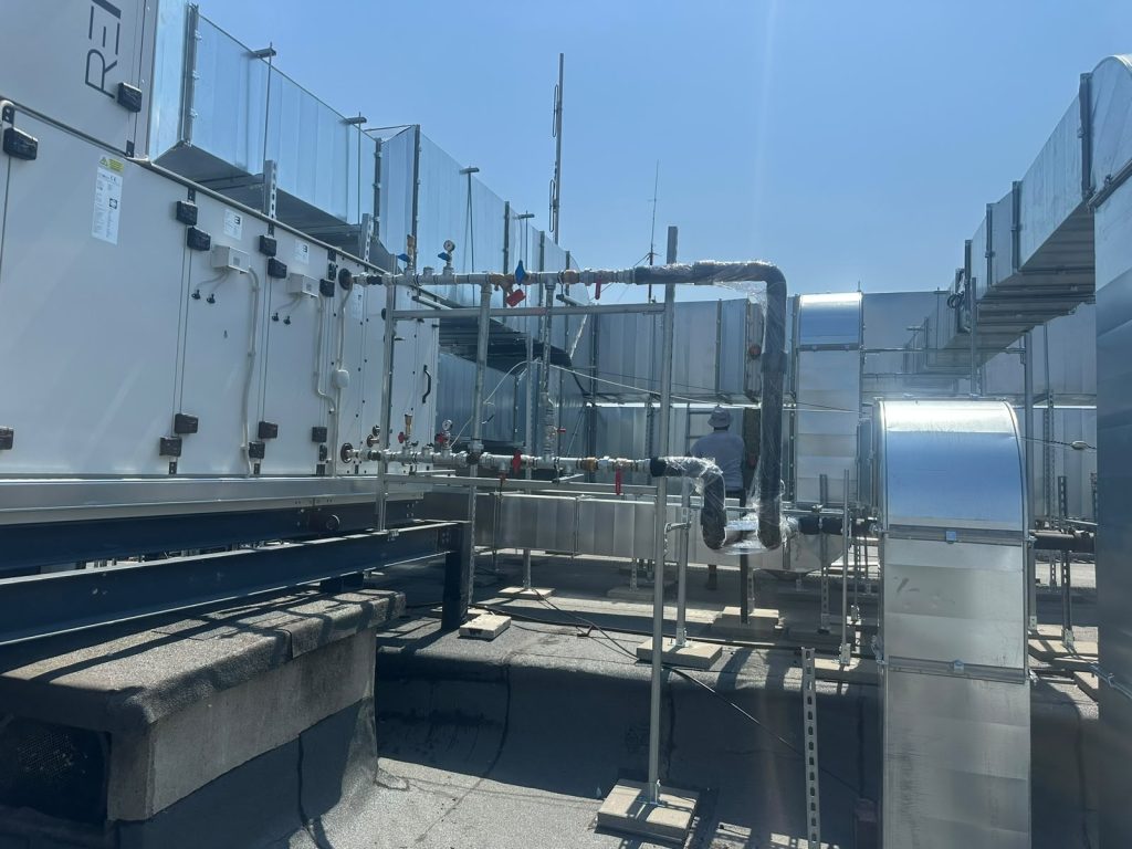 Integrarea sistemului de ventilare cu unități de răcire tip chiller, executată de Flexinstal la Aeroportul Cluj.