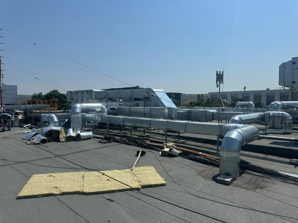 Montaj grile liniare și difuzoare de evacuare aer în plafonul terminalului de la Aeroportul Cluj-Napoca de către Flexinstal.