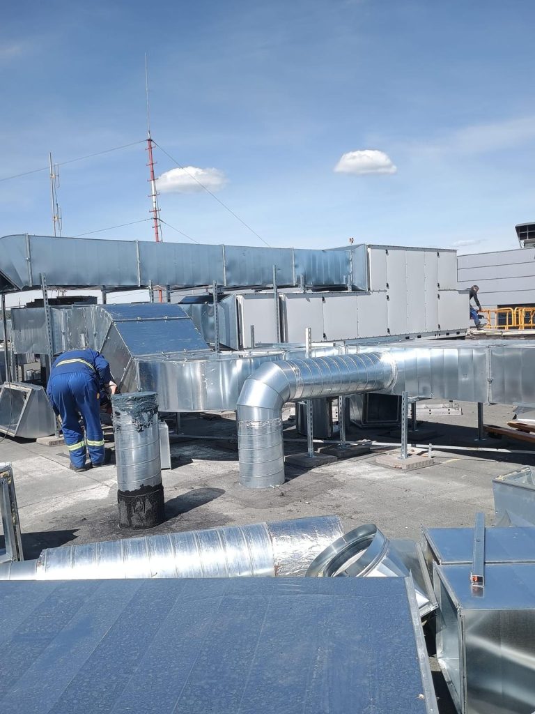 Tablou de automatizare și control BMS pentru instalația de ventilare industrială realizată de Flexinstal la Aeroportul Cluj.